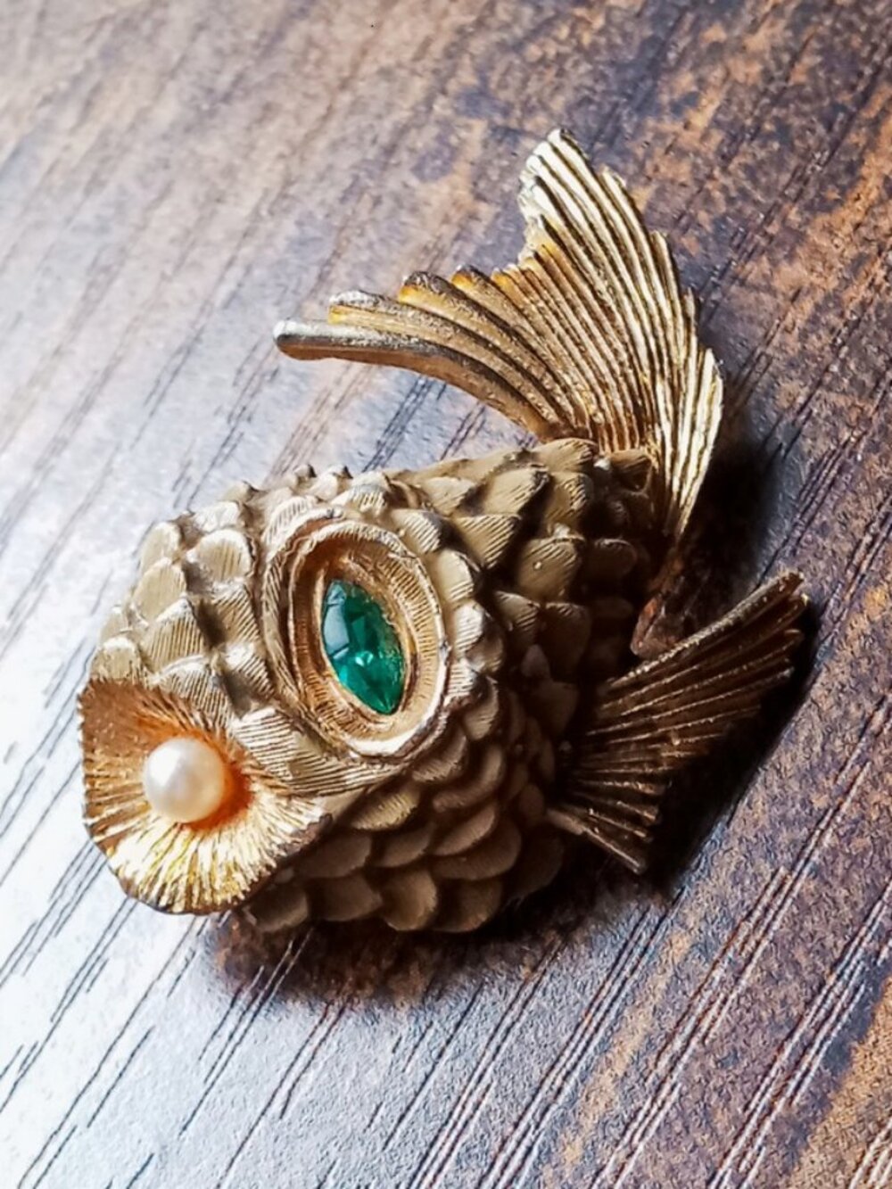 Vintage Signed ©Ledo Pufferfish Brooch Gold Tone Emerald Green Eye Pearl Accent - Picture 4 of 16